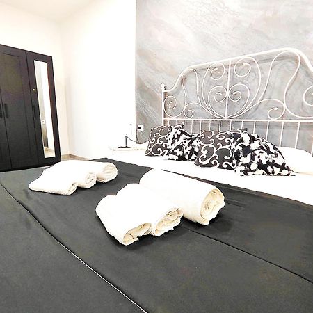 Black & White Catania Bagian luar foto