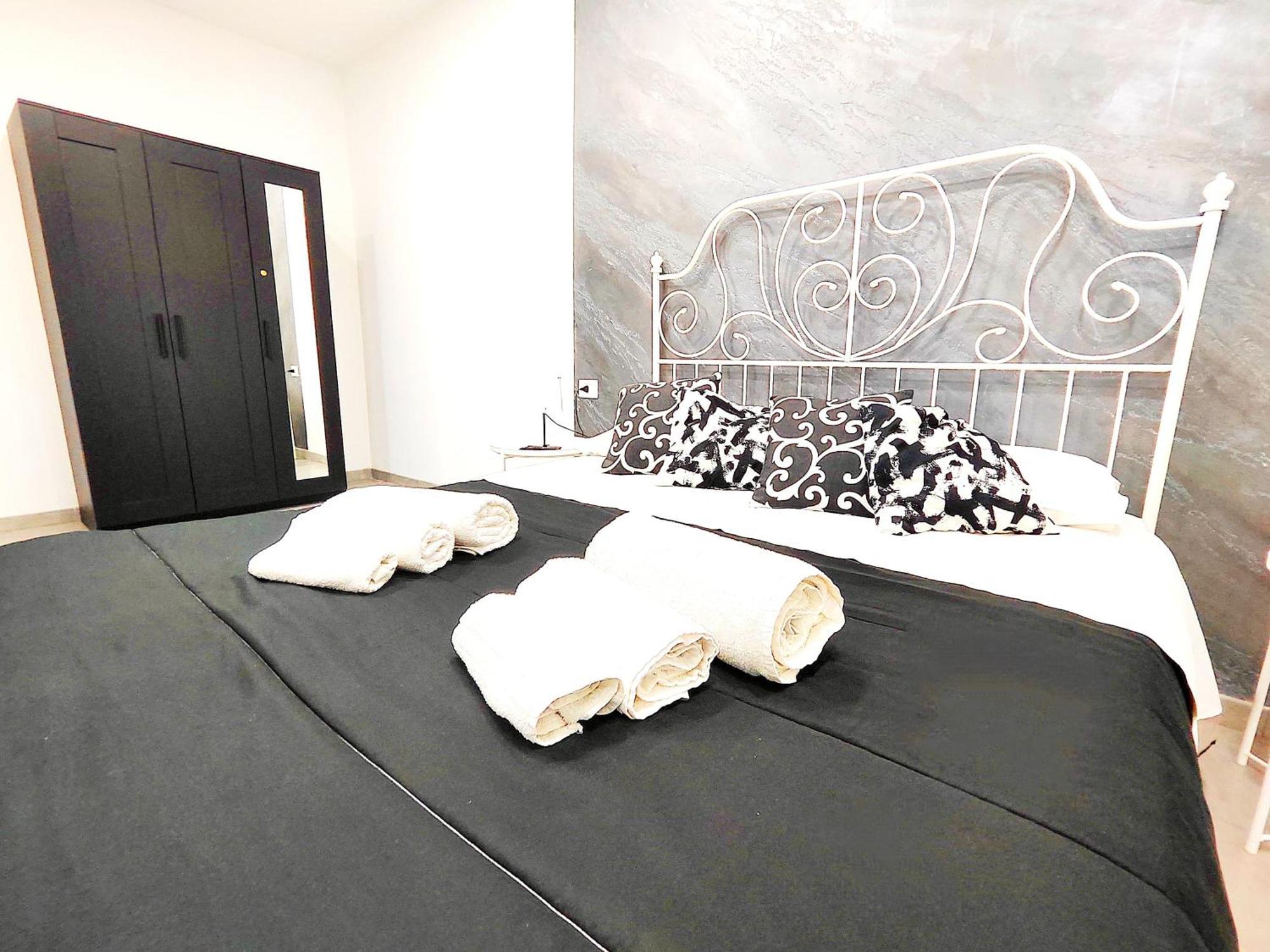 Black & White Catania Bagian luar foto